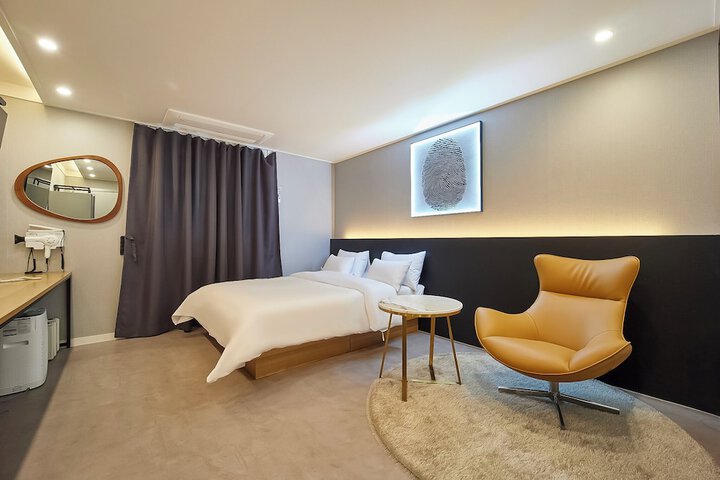 Room 6 of 10