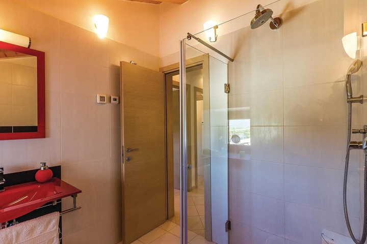 Room 8 of 25