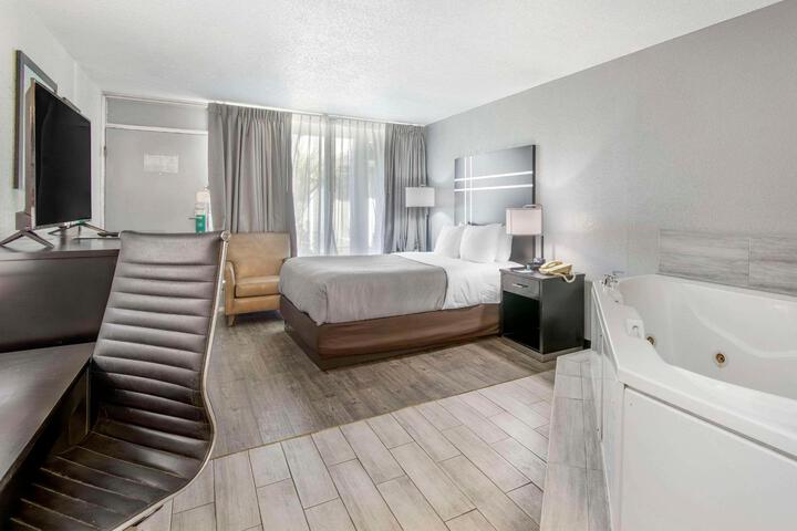 2 Queen Beds (6 of 27)