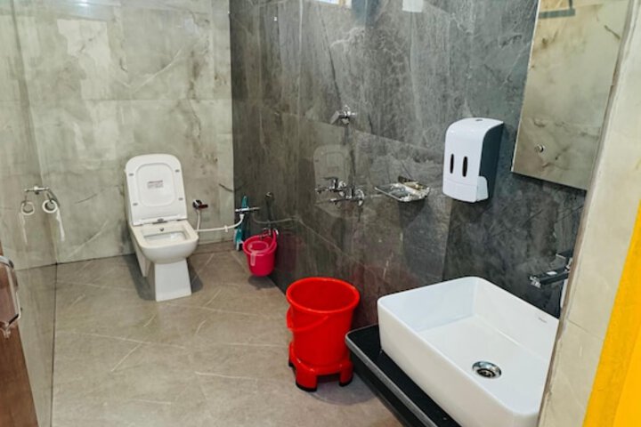 Room 10 of 16