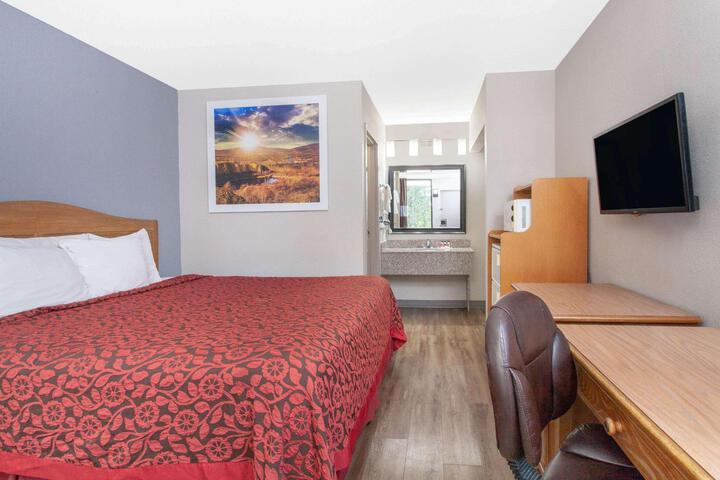 1 King Bed (4 of 9)
