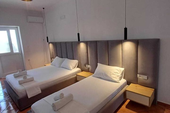 Room 33 of 85