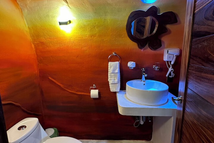 Room 212 of 402