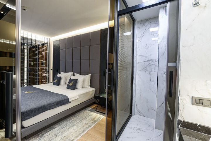 Room 13 of 80