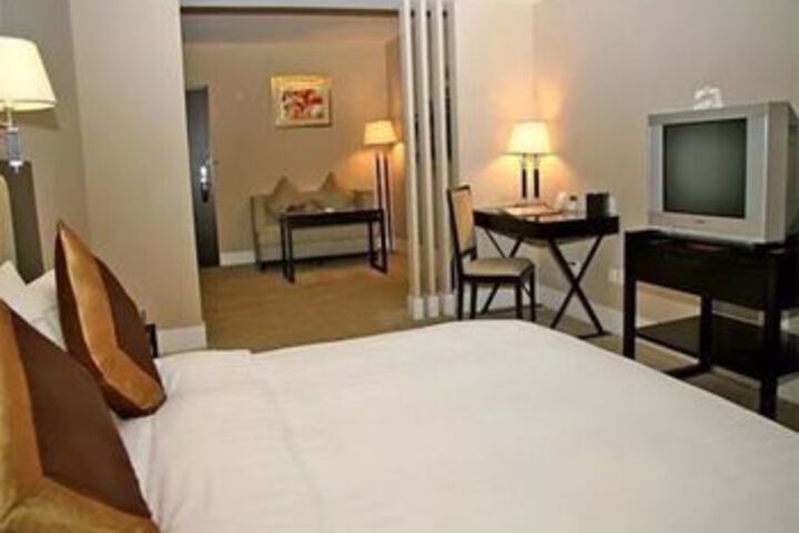 Room 6 of 17