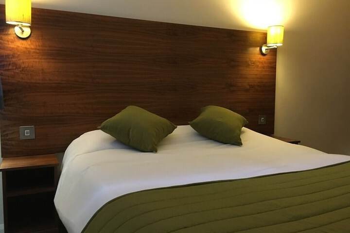 Room 6 of 28