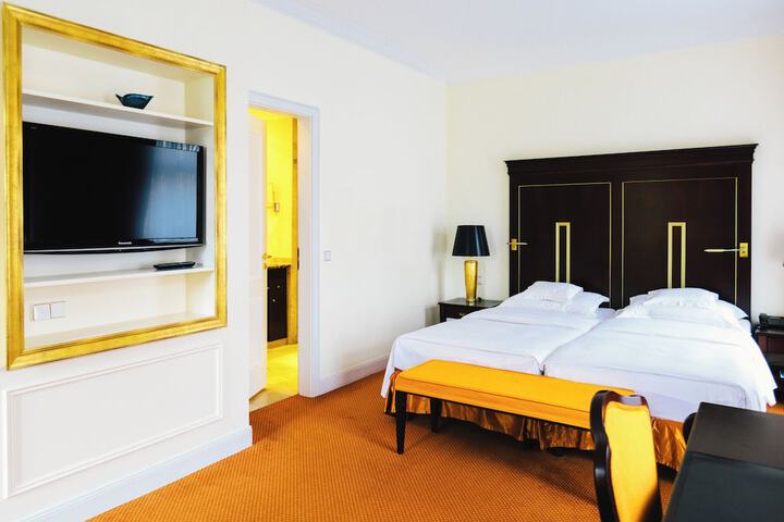 Room 10 of 66