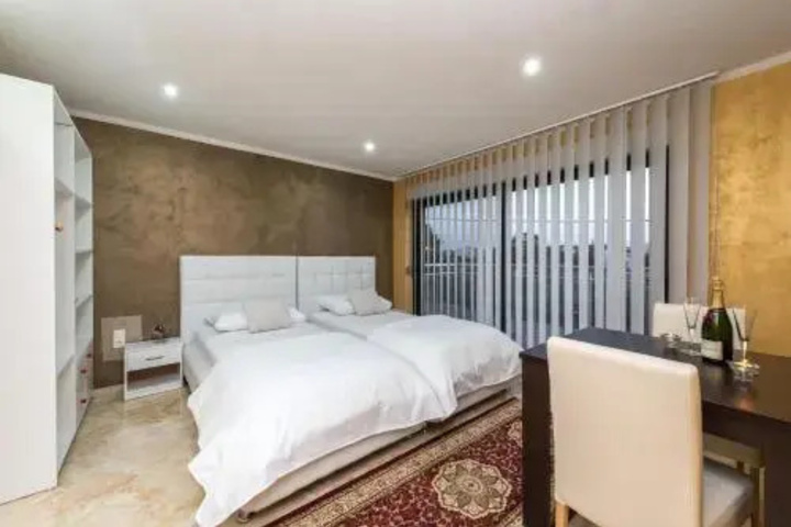 Room 4 of 11