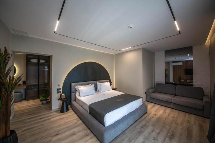 Room 6 of 93