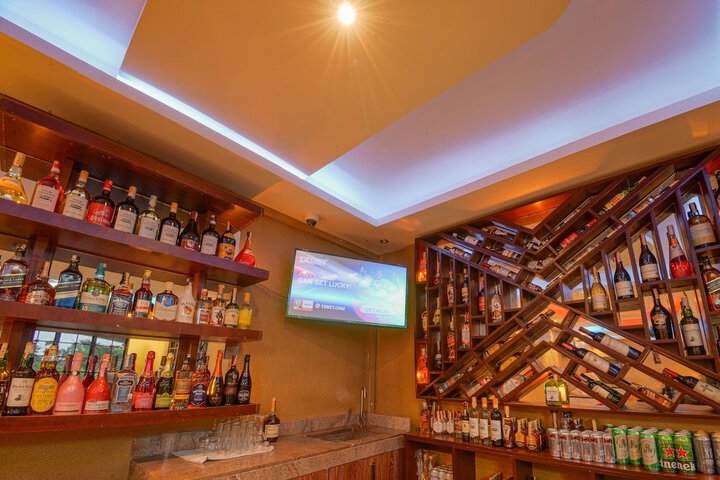 Lounge 26 of 41