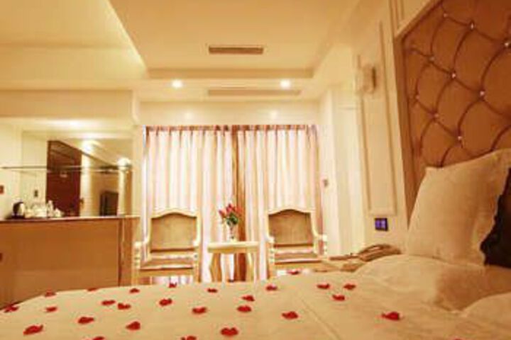 Room 4 of 8