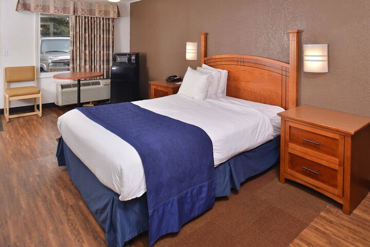 1 Queen Bed (3 of 7)