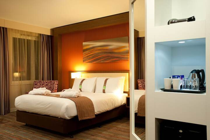 Room 9 of 90