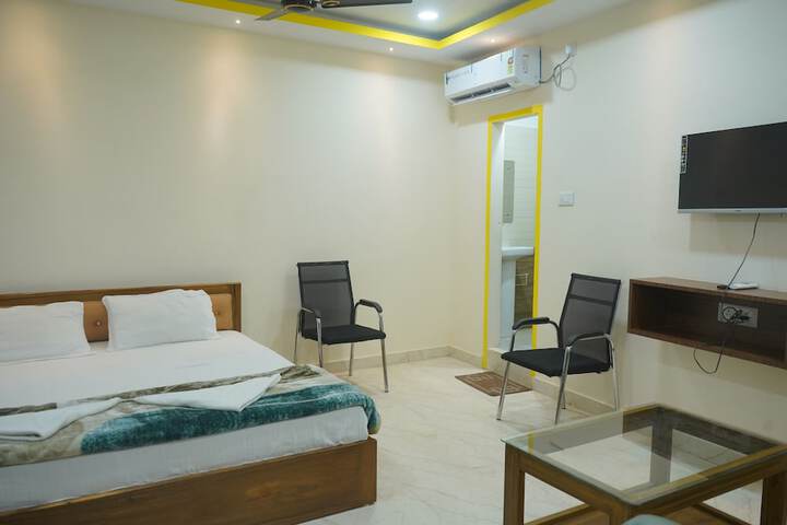 Room 11 of 28