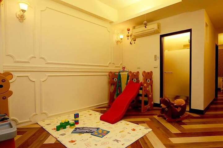 Room 2 of 25