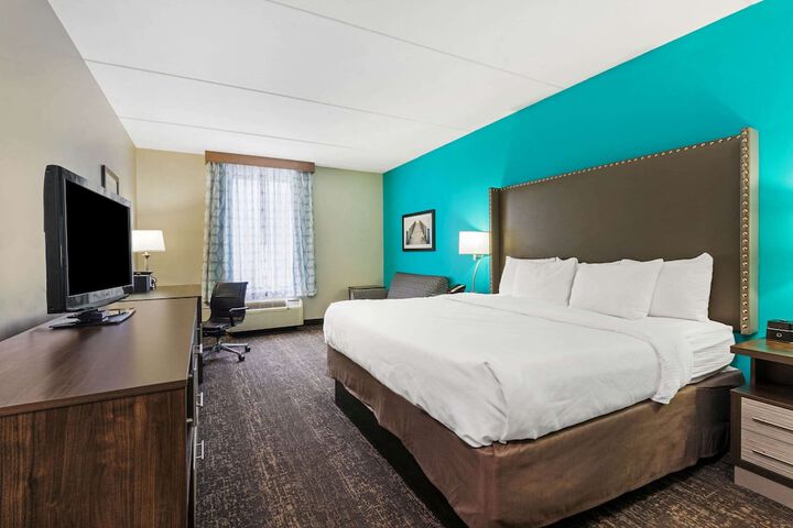 1 King Bed Executive Accessible Room (14 of 16)
