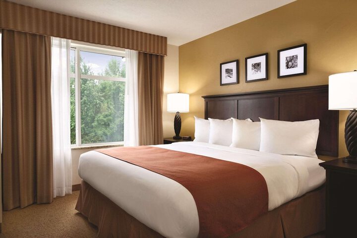 1 King Bed (2 of 6)