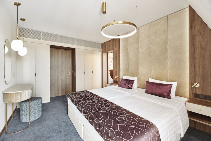 Room 9 of 80