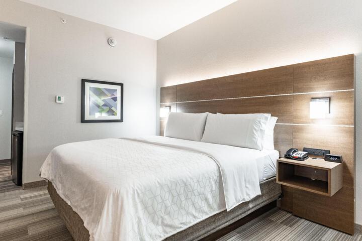 1 King Bed Standard Comm Accessible (1 of 25)
