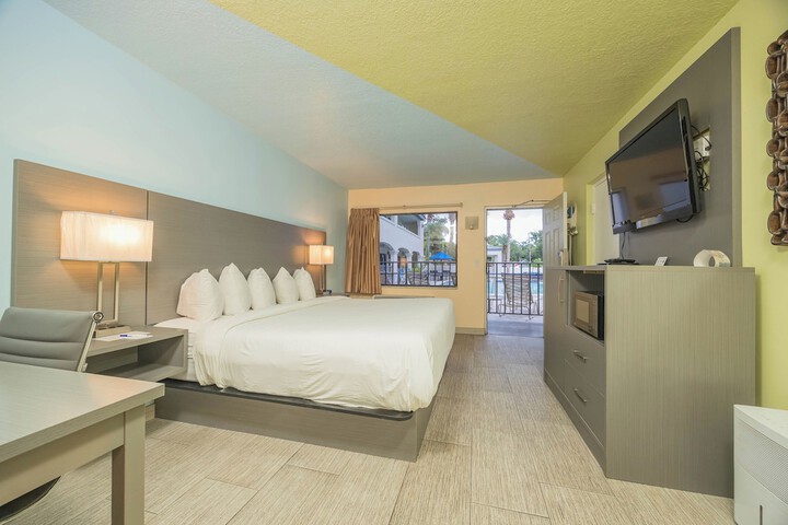 Deluxe Room 1 King Bed Accessible (21 of 22)