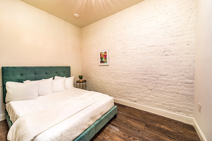 Room 9 of 182