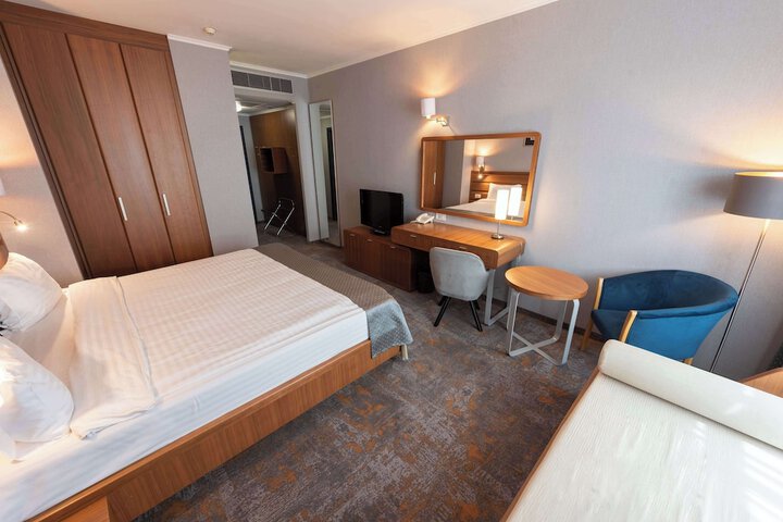 Room 13 of 82