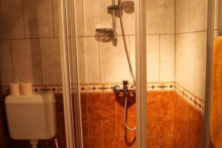 Room 27 of 38