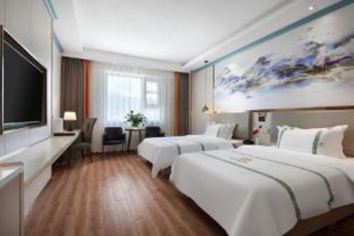 Room 8 of 9