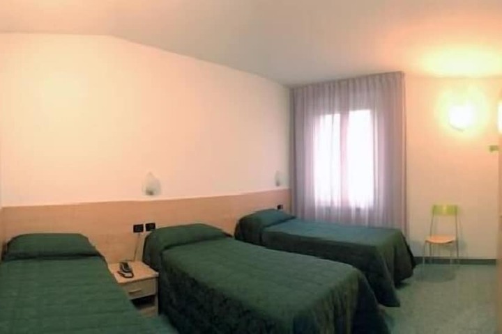 Room 6 of 13