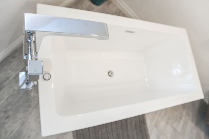 Deep soaking bathtub
