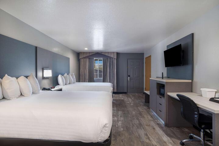 2 Queen Beds Microwave and Refrigerator WiFi Continental Breakfast (10 of 11)