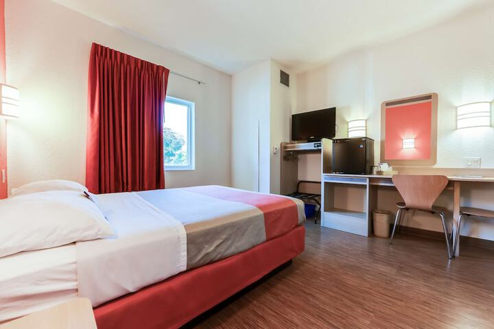 Room 10 of 28