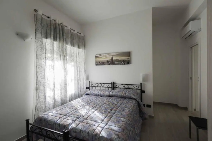 Room 5 of 9