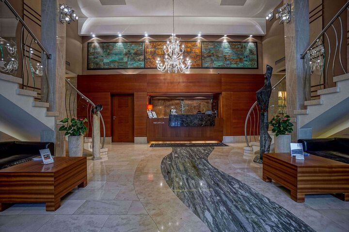 Entrance & Lobby