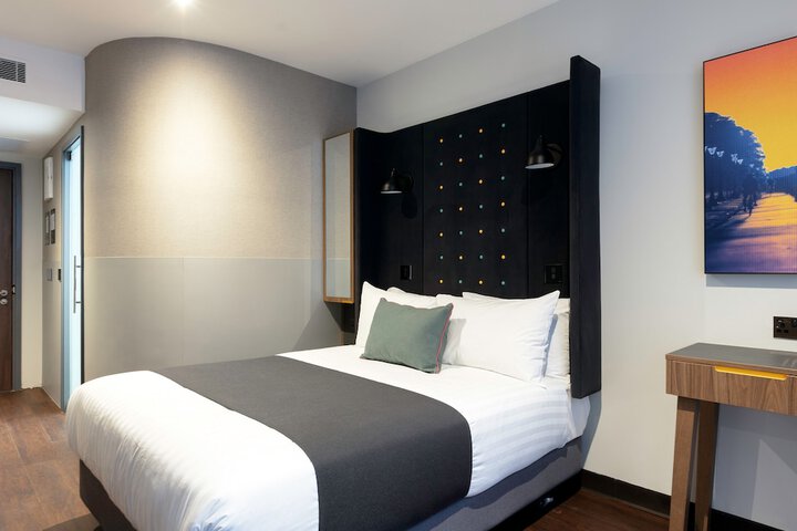 Room 5 of 42