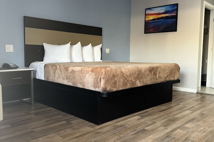 1 King Bed (14 of 22)