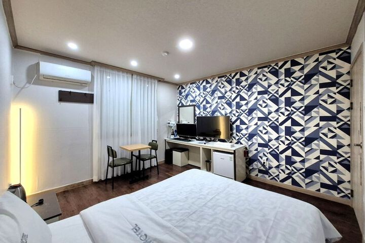 Room 15 of 18