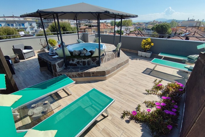 Sundeck 37 of 41