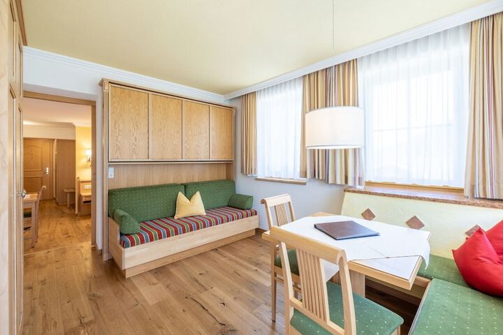 Room 4 of 79