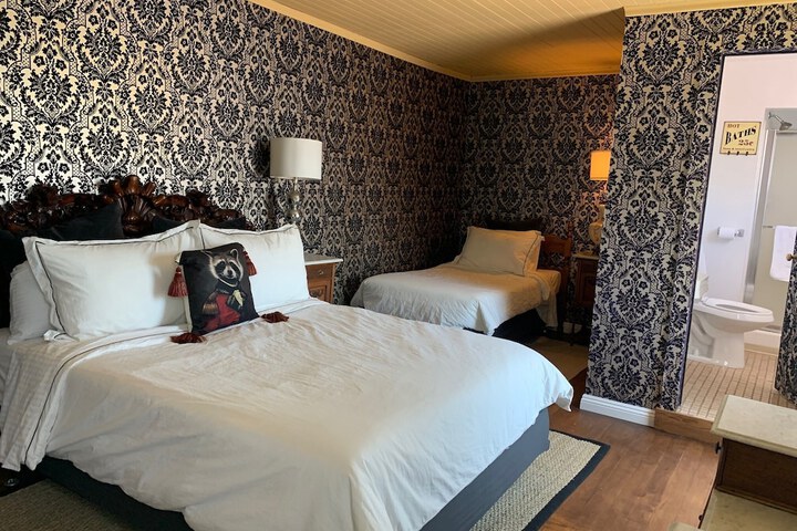 Room 9 of 33