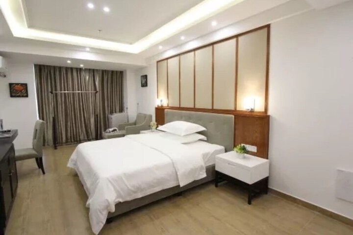 Room 4 of 16