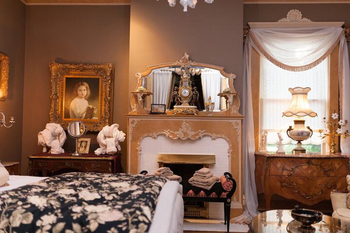 Room 8 of 176