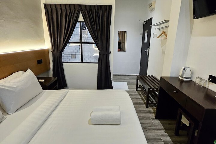 Room 30 of 102
