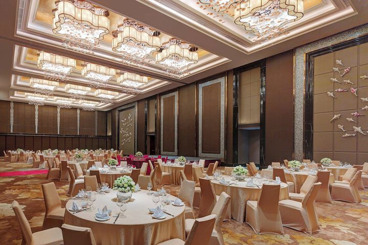 Ballroom/Hall 54 of 71