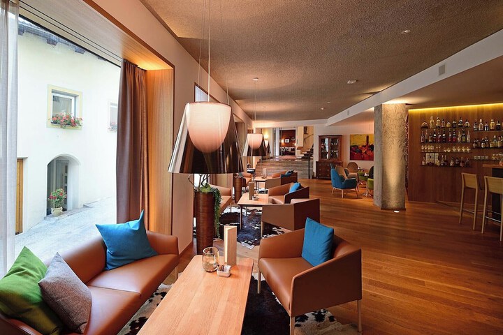 Lounge 63 of 69