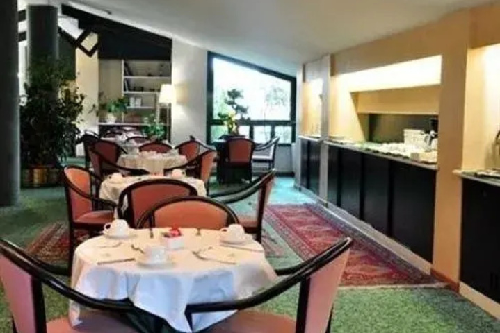 Dining 9 of 10
