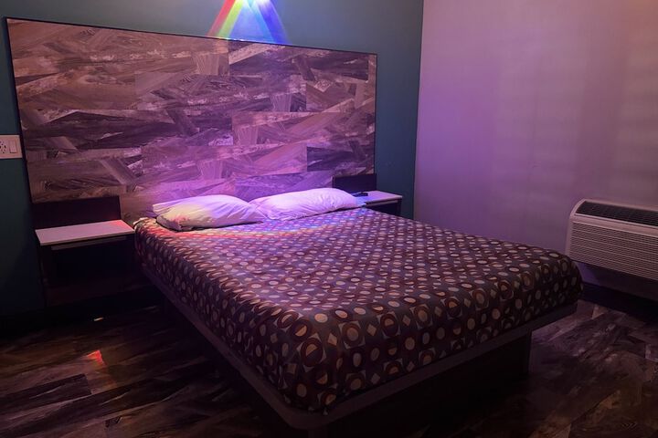 Room 4 of 8