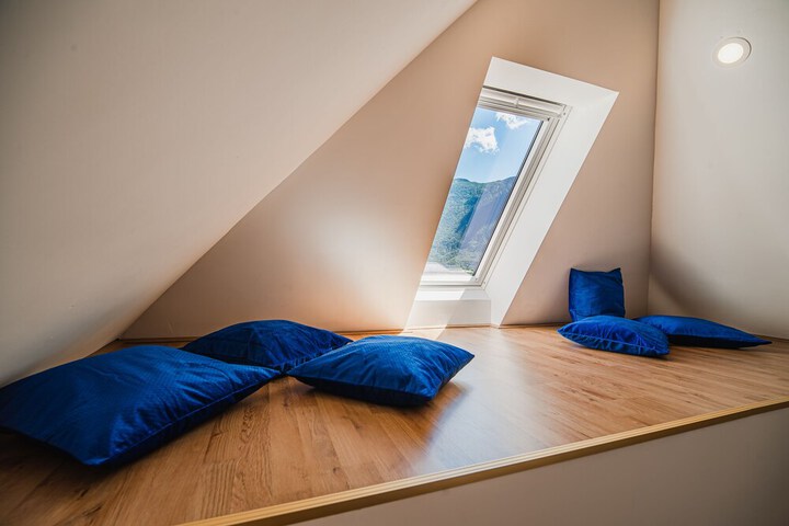 Room 6 of 47