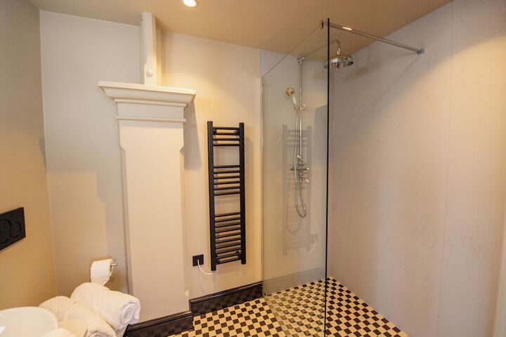 Room 32 of 63
