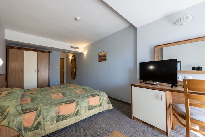 Room 6 of 33
